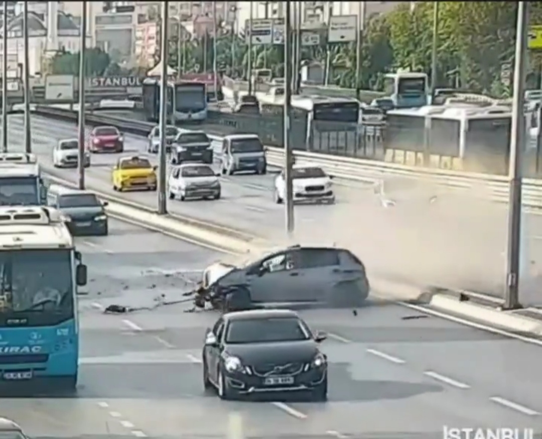 İstanbul’da makas atarak ilerleyen bir maganda kimseye zarar vermeden kendi aracını imha etti!