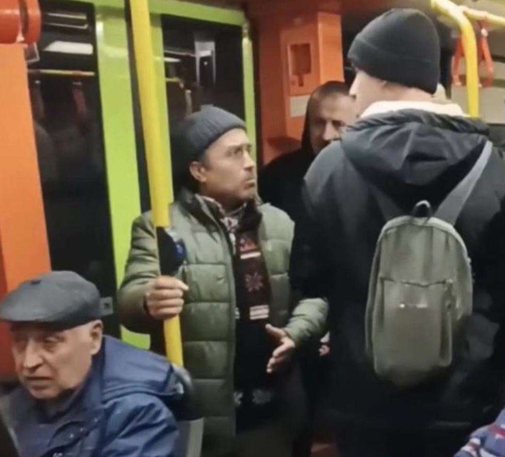 BURSA- Metro’da Gitar Çalan Gençler Rahatsız Olan Yaşlı Adamı Dinlemediler