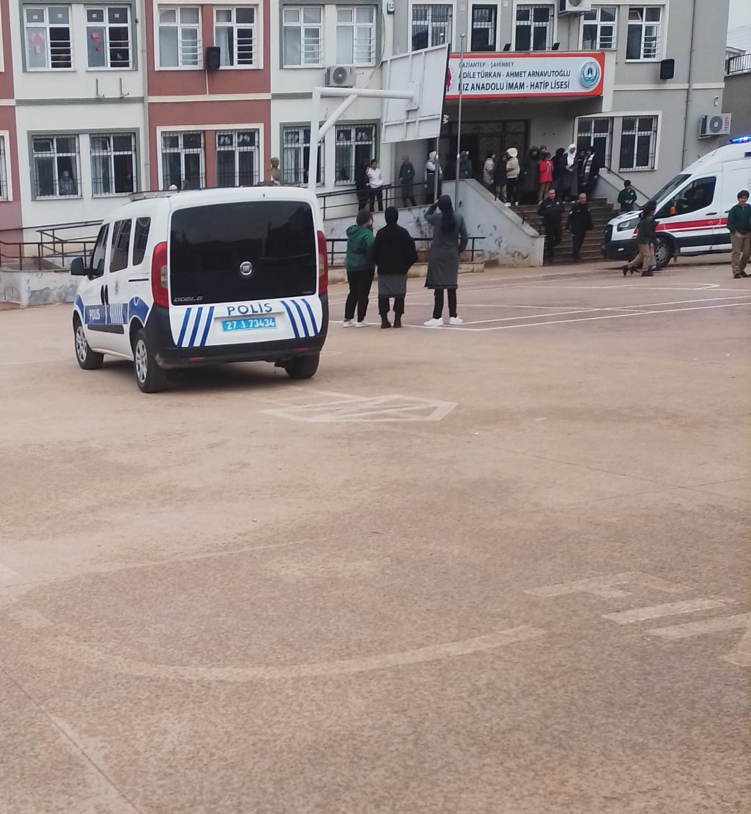 Gaziantep’in Şahinbey İlçesinde İki Grup Öğrenci Arasında Kız Kavgası