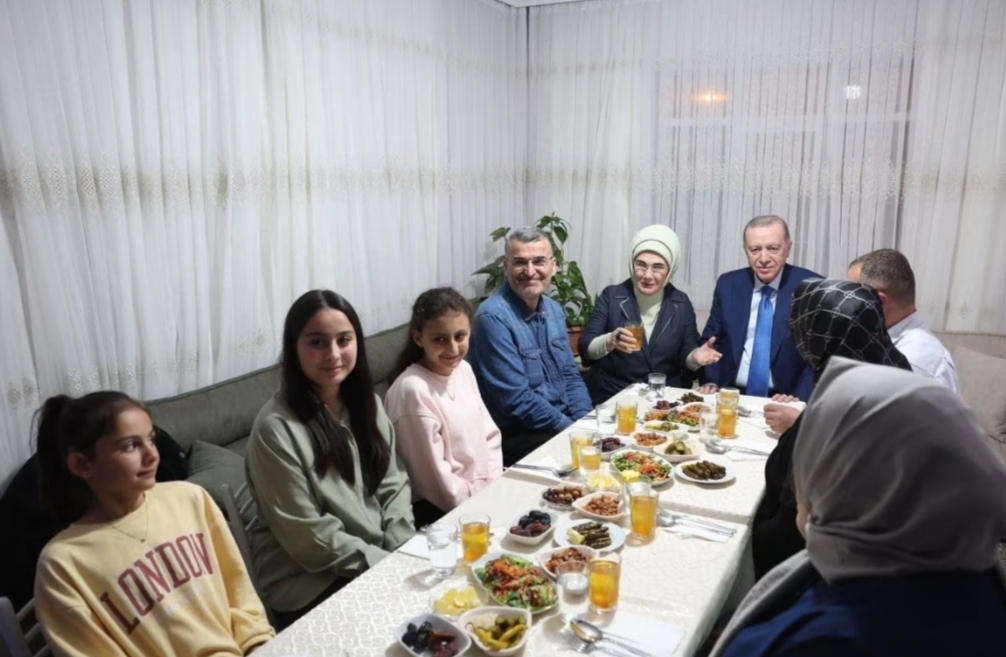 Cumhurbaşkanı Erdoğan, iftarda Taş ailesine misafir oldu