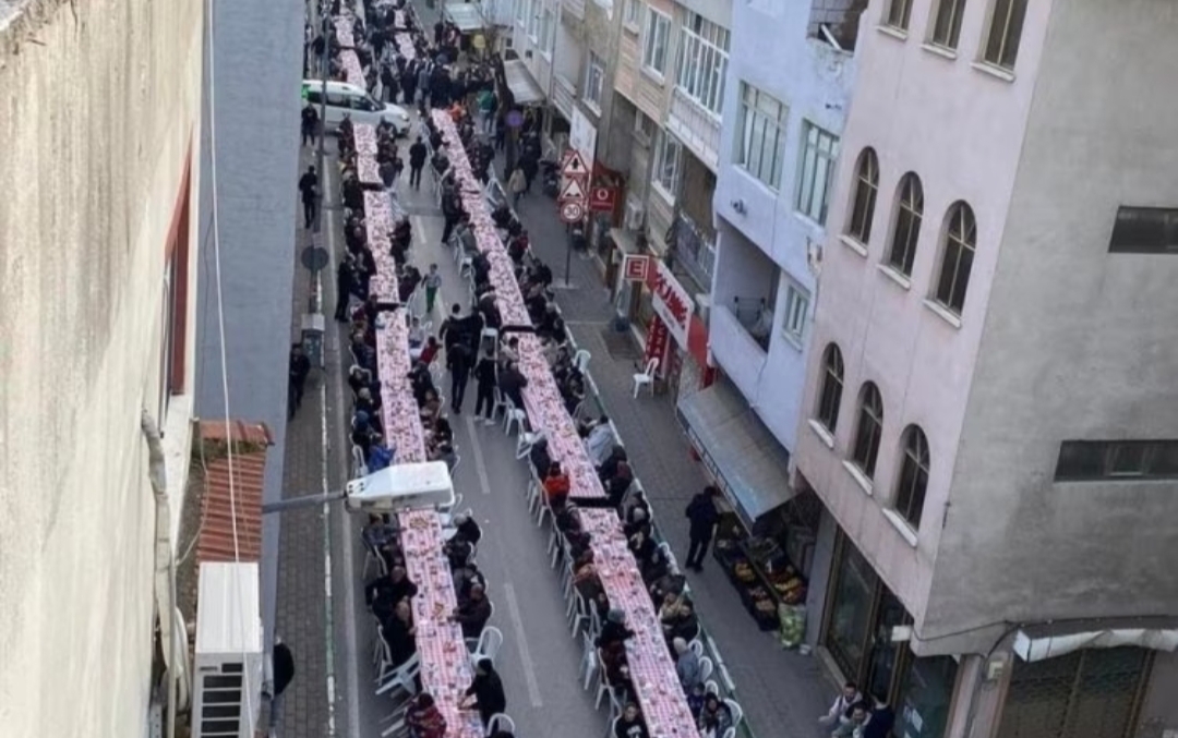 Bursa’da mahalle gençleri bin kişilik iftar verdi