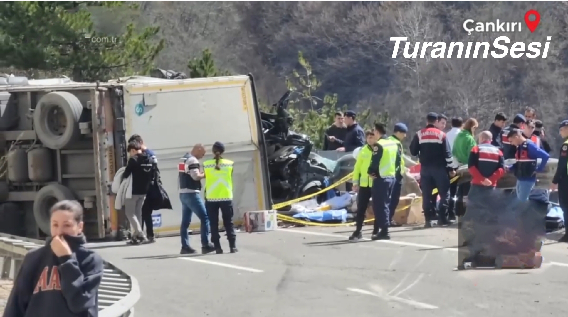 Çankırı’da feci kaza tır otomobilin üzerine devrildi 4 kişi hayatını kaybetti 3 yaralı