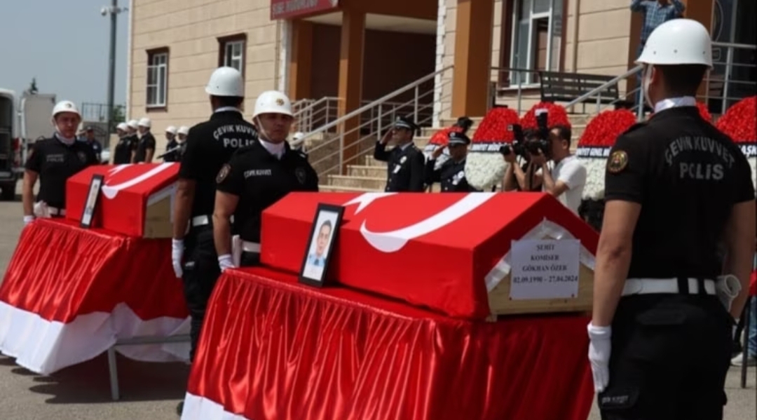 Mesai arkadaşları tarafından şehit edilen polislere acı veda