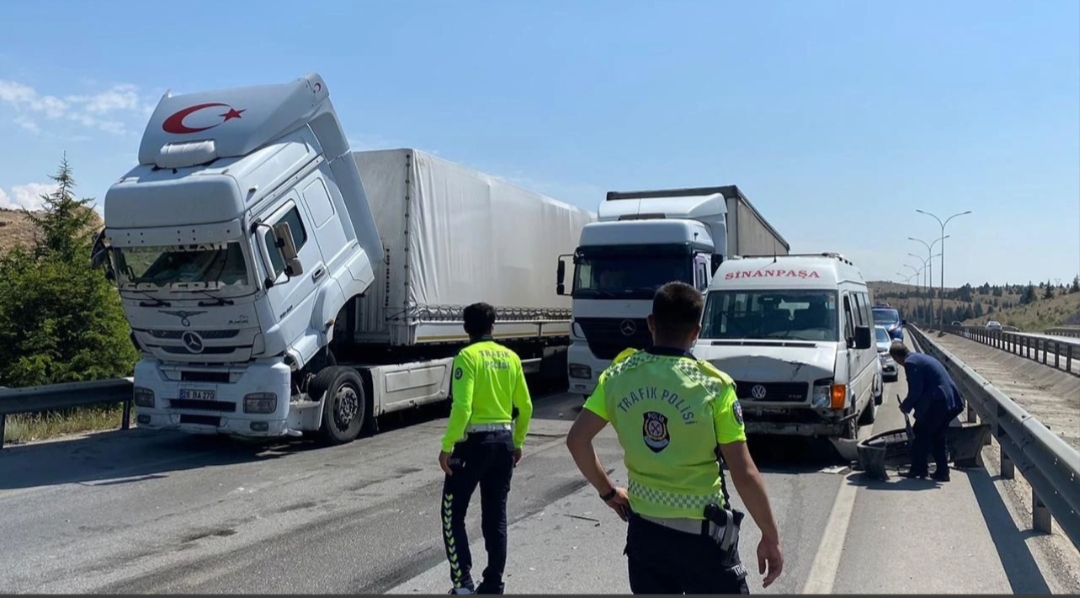 Afyonkarahisar'da zincirleme trafik kazası