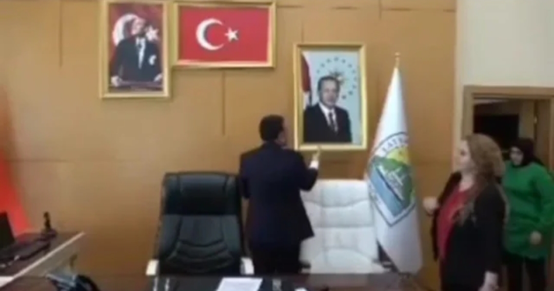 Cumhurbaşkanı Erdoğan’ın fotoğrafını indirmişti DEM’li Belediye Başkanı hakkında soruşturma