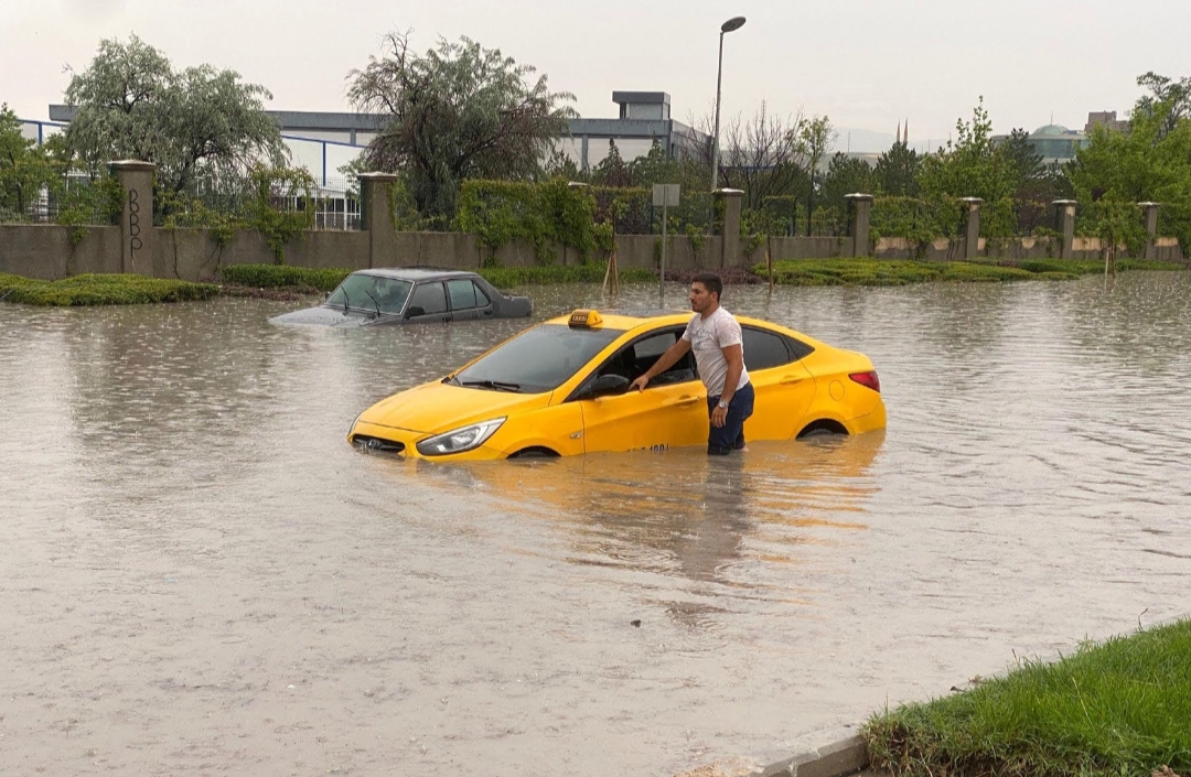 Şiddetli yağış Ankara’yı Denize çevirdi