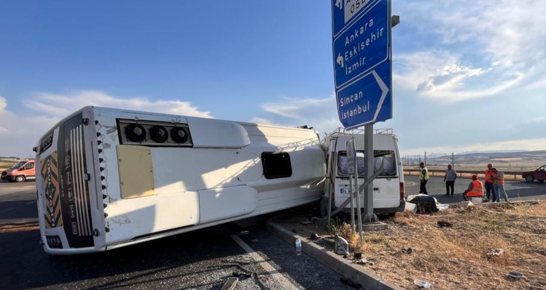 Ankara’da otobüs ile minibüs çarpıştı: 1 ölü, 16 yaralı