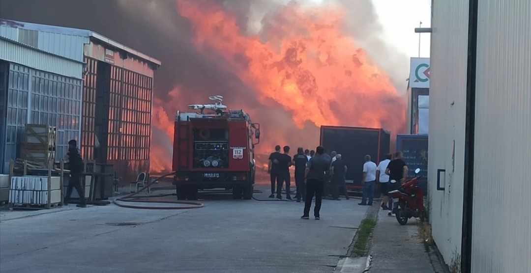 Bursa’da kereste imalathanesinde çıkan yangına müdahale ediliyor