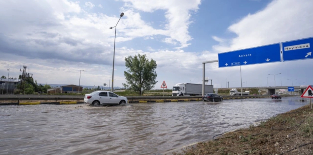 Ankara’da sağanak sonrası caddeler göle döndü