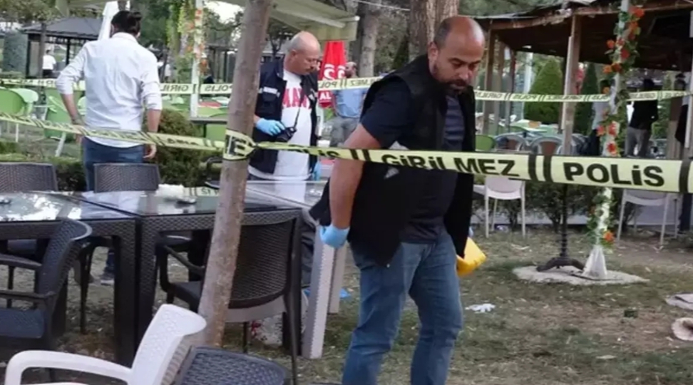 Parktaki kafede tüfekli saldırı ölü ve yaralı var