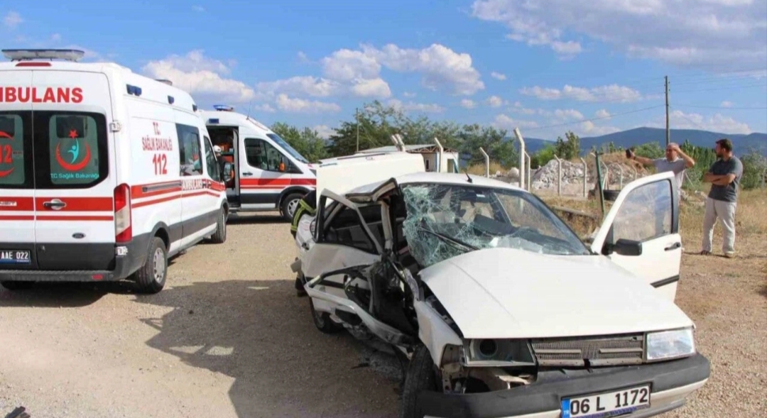 Amasya’da feci bir şekilde 2 aracın çarpıştığı kaza kamerada