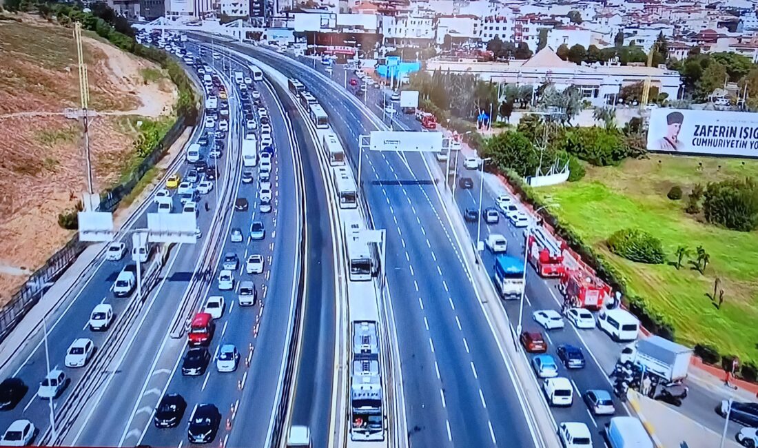 İstanbul Küçükçekmece’de metrobüsler çarpıştı