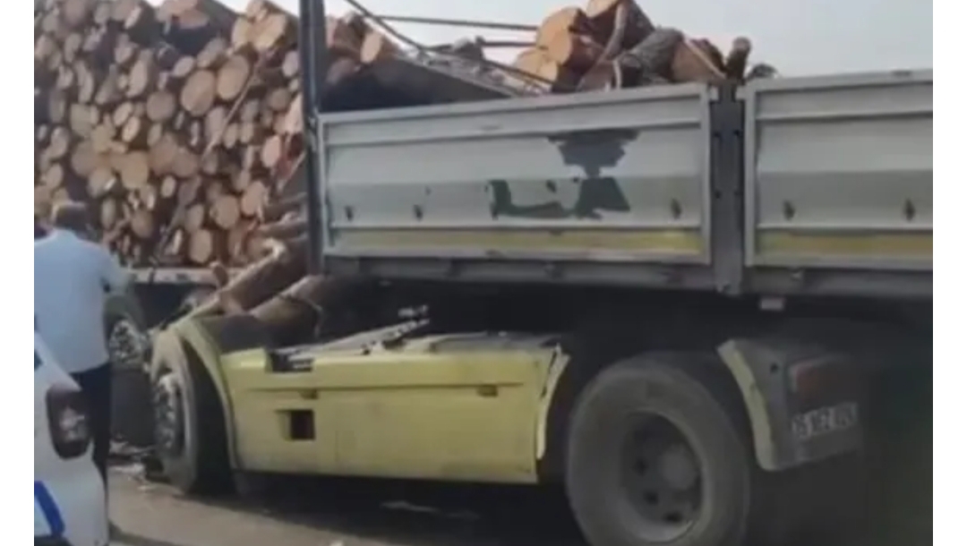 Bursa’da İki TIR Çarpışması Sonucu Ortalık Toza Döndü