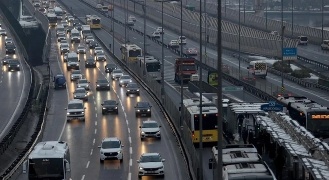 İstanbullular güne sağanak yağış ve yoğun trafikle başladı