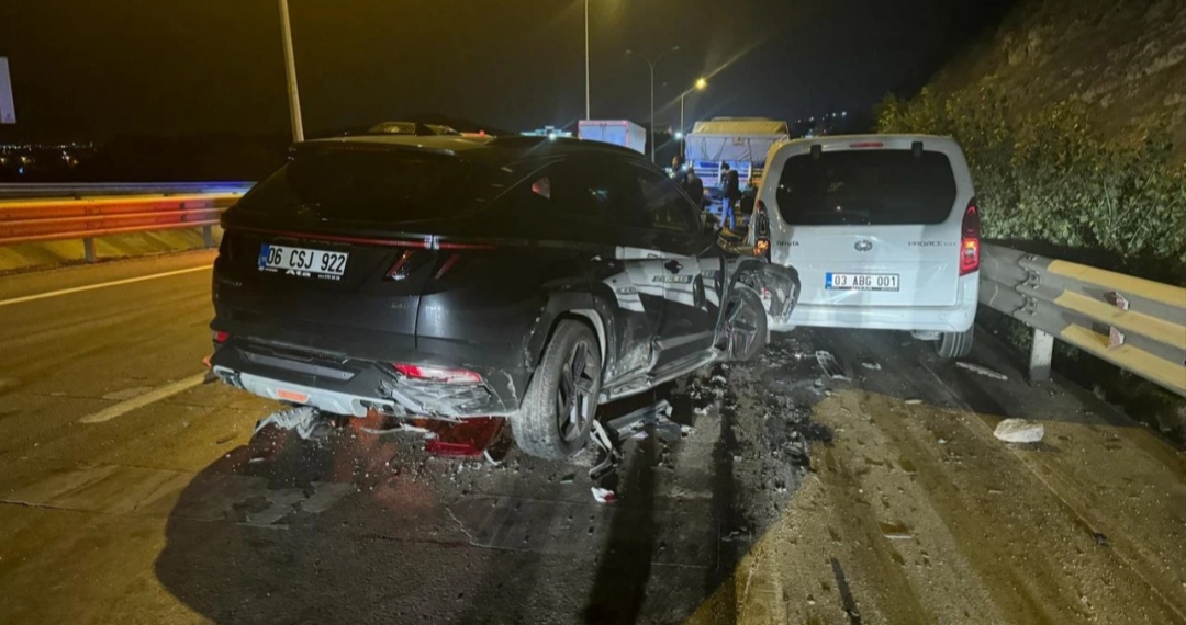 Afyonkarahisar'da 9 aracın karıştığı zincirleme trafik kazasında 18 kişi yaralandı.