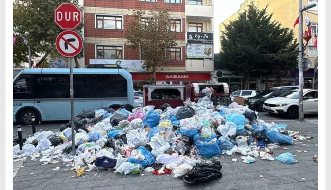 Kartal'da, belediye iştirakine bağlı işçilerin eylemi nedeniyle toplanamayan çöplere tepki