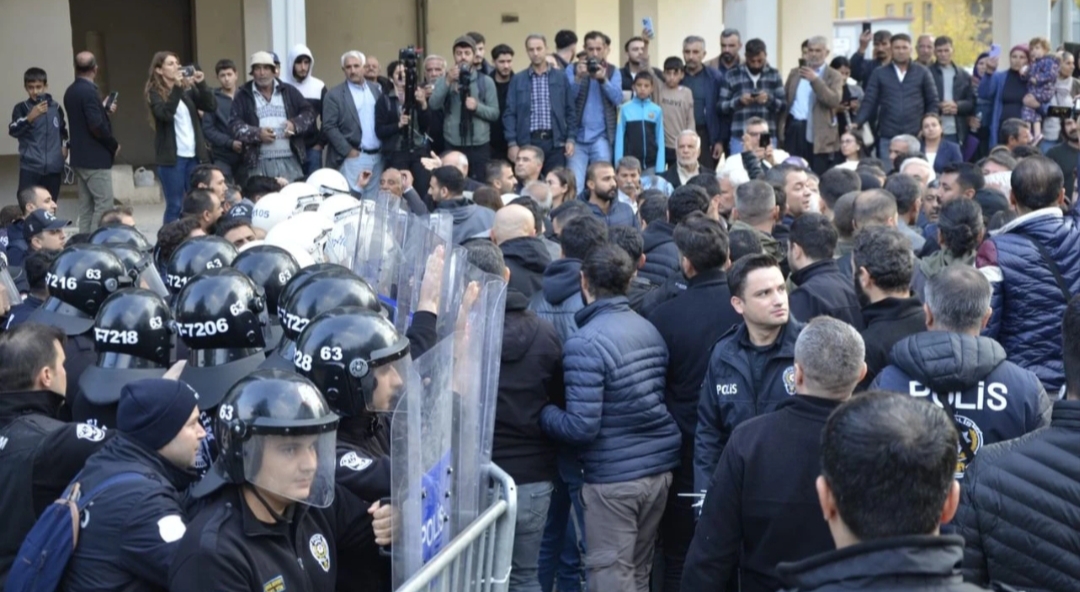 Şanlıurfa'nın Halfeti ilçe belediyesine görevlendirme yapılmasının ardından belediye binası yakınlarında