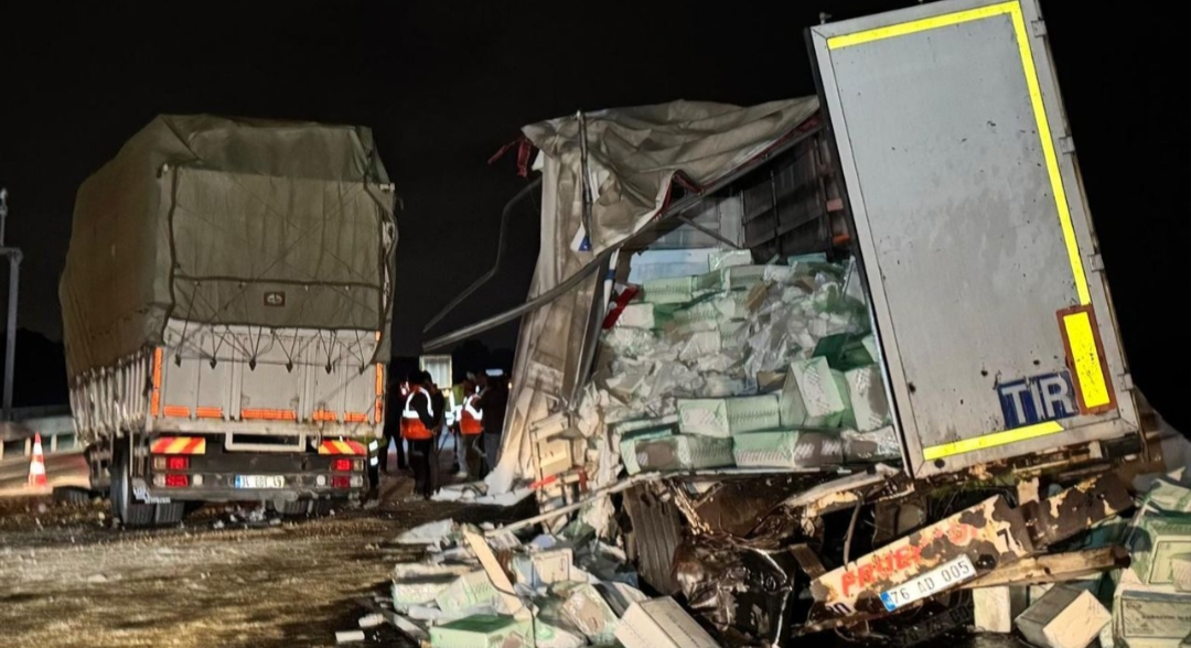 Kuzey Marmara Otoyolu’nda TIR ile kamyon çarpıştı ortalık harabeye döndü