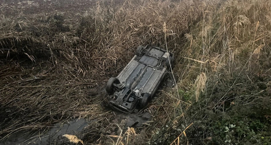 Tokat’ta devrilen otomobildeki emekli polis öldü