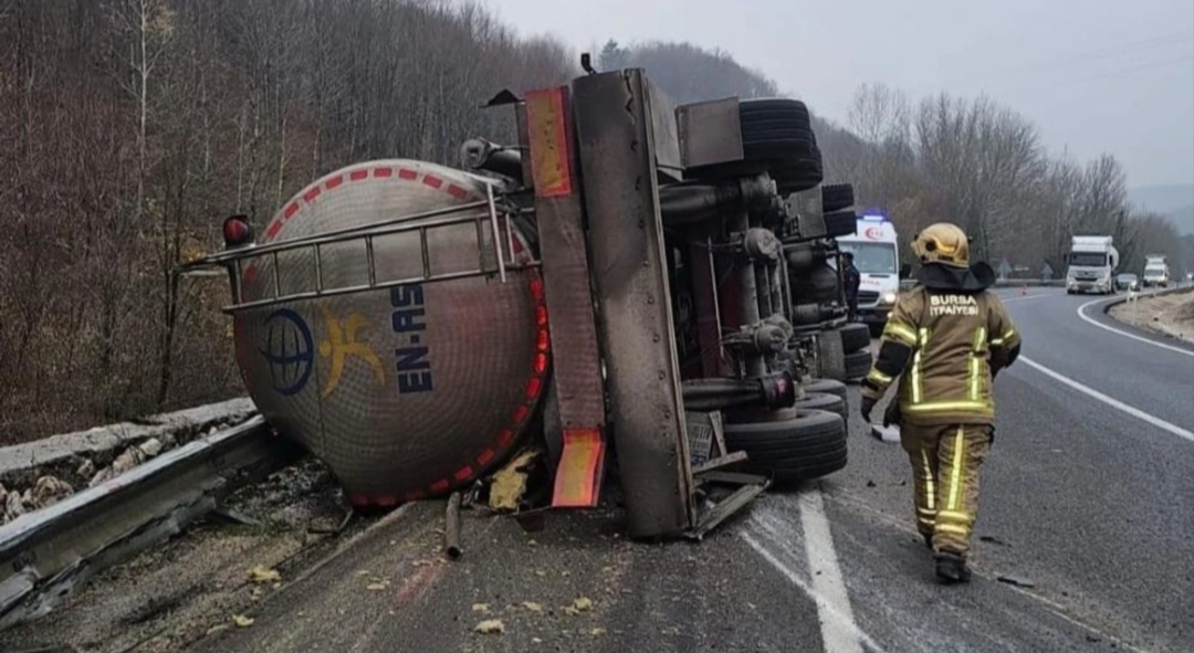 Bursa’da asit taşıyan tanker bariyerlere çarparak devrildi sürücü hayatını kaybetti