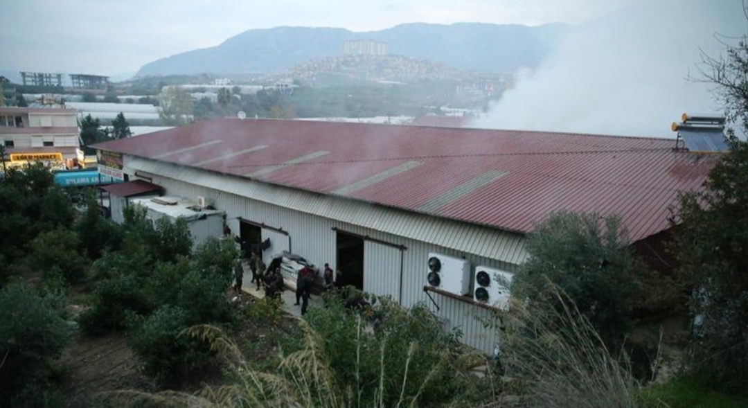 Antalya’da mobilya ve beyaz eşya deposunda yangın