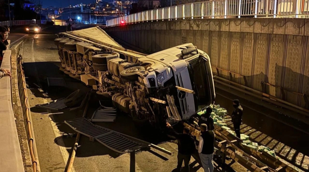 Kocaeli’de devrilen tır ulaşımı aksattı