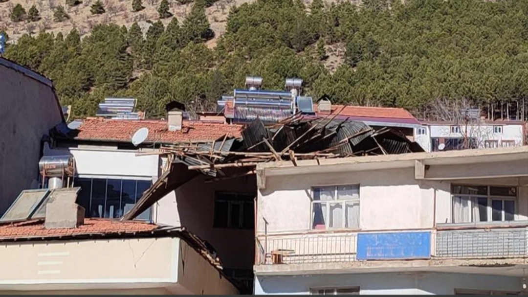 Adıyaman’da fırtına çatıları uçurdu