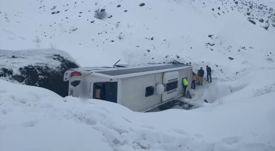 Erzincan’da yolcu otobüsü şarampole devrildi: 4 yaralı!