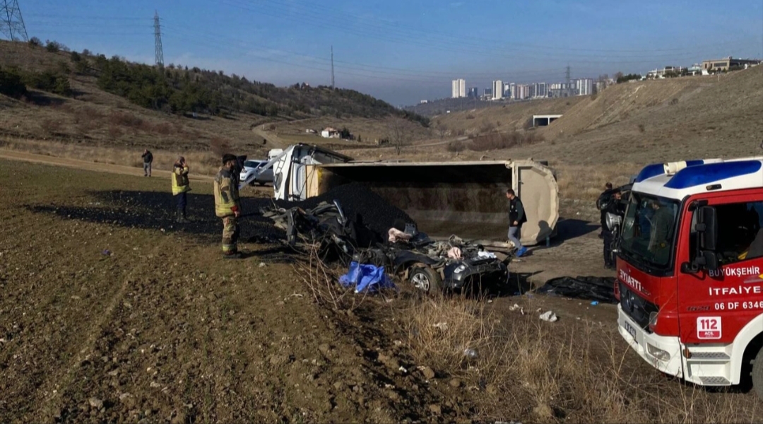 Ankara’nın Mamak ilçesinde Ankara Büyükşehir Belediyesi'ne ait zift yüklü kamyon,