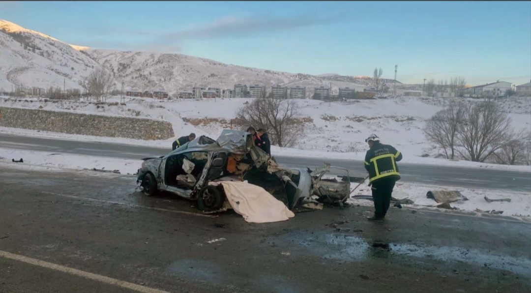 Bitlis'te tır ile otomobil çarpıştı. Otomobilin parçalandığı feci kazada bir