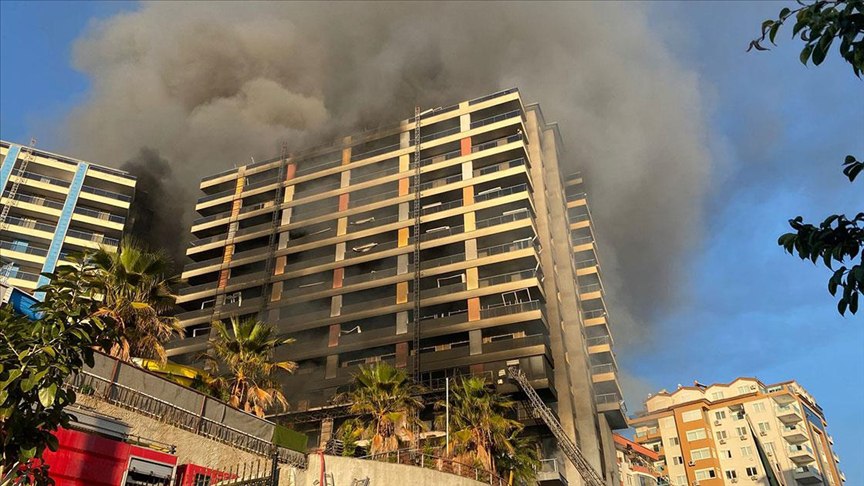 Antalya’nın Alanya ilçesinde 9 katlı otel inşaatında yangın çıktı. İçeride