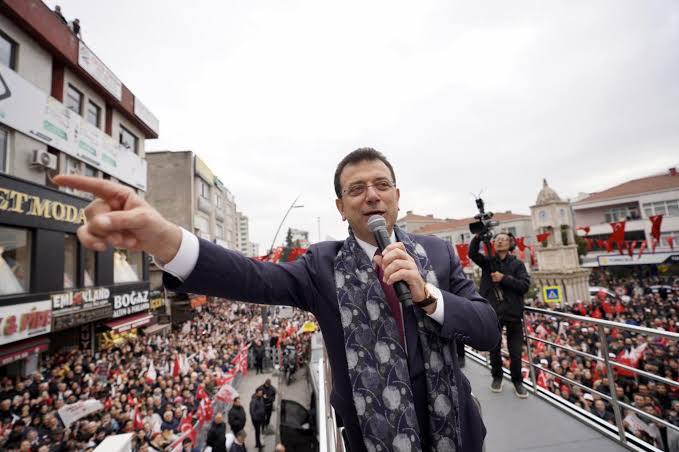 İstanbul Cumhuriyet Başsavcısı Akın Gürlek ve ailesini parmak sallayarak tehdit