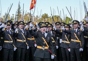 Kara Harp Okulu mezuniyet töreninde korsan yemin töreni düzenleyen 'kılıçlı