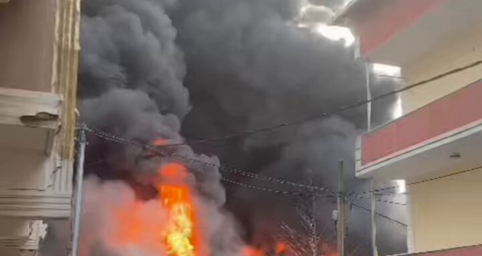 İstanbul Çekmeköy'deki bir lastik fabrikasında çıkan yangına itfaiye ekipleri müdahale