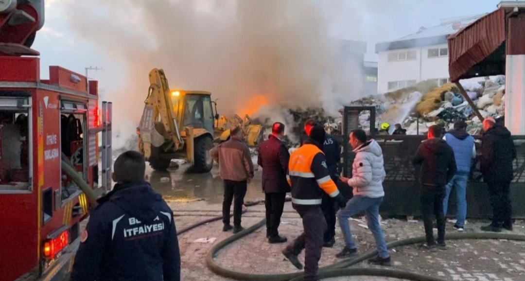 Bursa'nın İnegöl ilçesinde, endüstriyel atık toplama merkezinde çıkan yangın, itfaiye